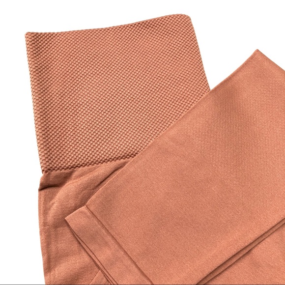 Zenana Outfitters Pants - Diamond Waist Egg Shell Zenana Capri Leggings